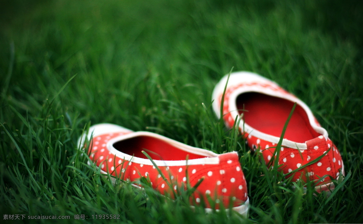 草丛 草地 草皮 草坪 创意 绿草 绿草地 女鞋 双 鞋 一双鞋 女性鞋子 红色鞋子 草场 意境 意境创意 文化艺术