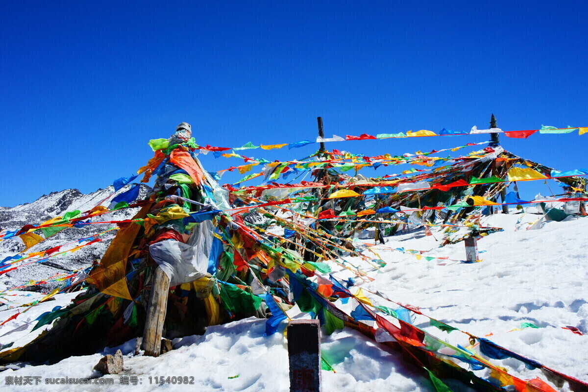 折多山顶 折多山 四川甘孜 山顶 318国道 经幡 雪 藏族文化 川西高原 蔚蓝天空 康定 国内旅游 旅游摄影