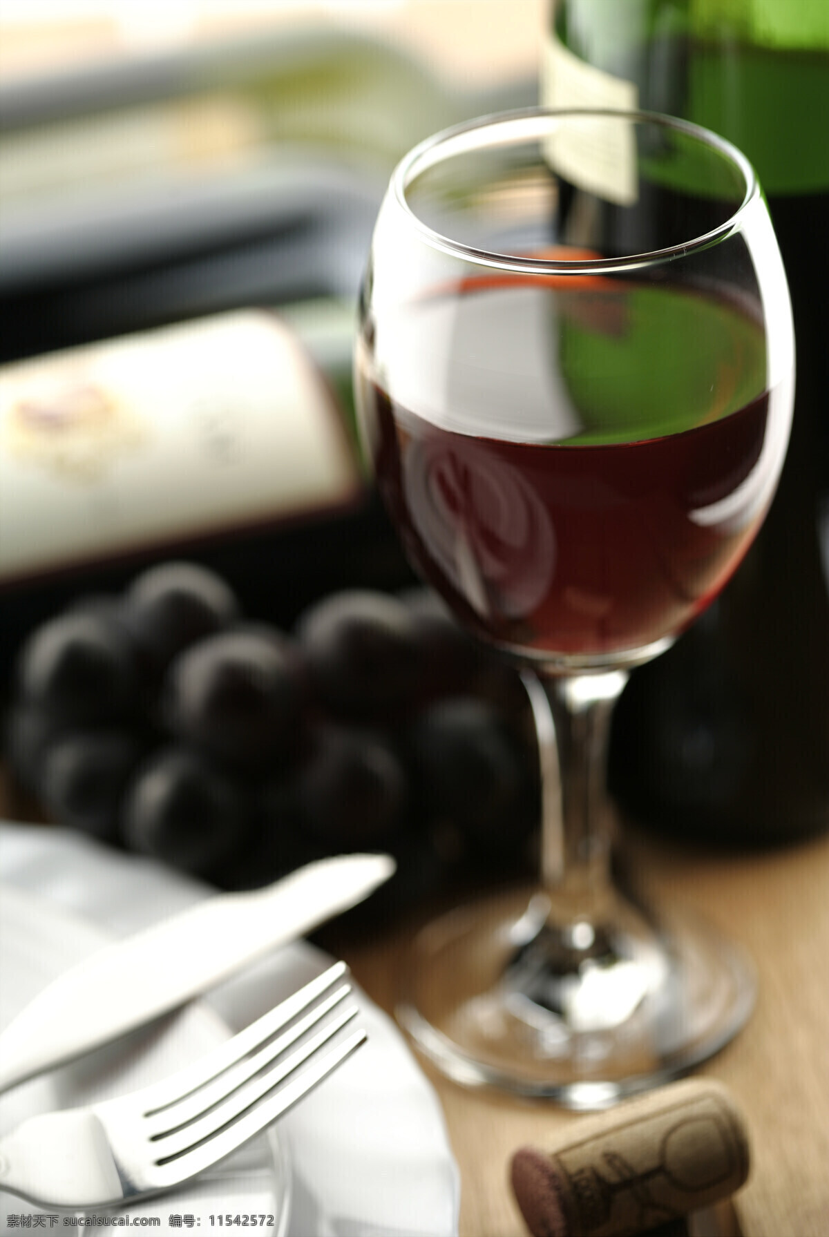 红葡萄酒 特写 葡萄酒 酒杯 紫葡萄 盘子 叉子 餐饮 高脚杯 高清图片 酒类图片 餐饮美食