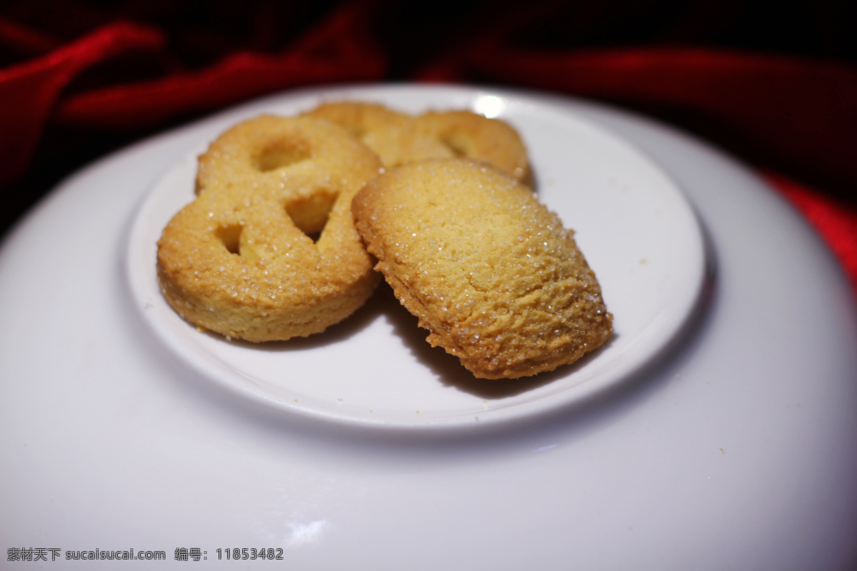 白瓷 盘 里 丹麦 曲奇 甜品 丹麦曲奇 饼干 北欧 西餐美食 餐饮美食