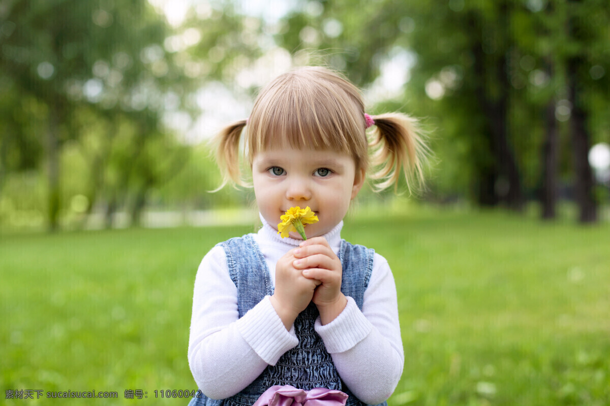 闻 花香 小女孩 女孩 外国妇孩 草地 草坪 树 鲜花 黄色 闻花香 人物摄影 儿童图片 人物图片