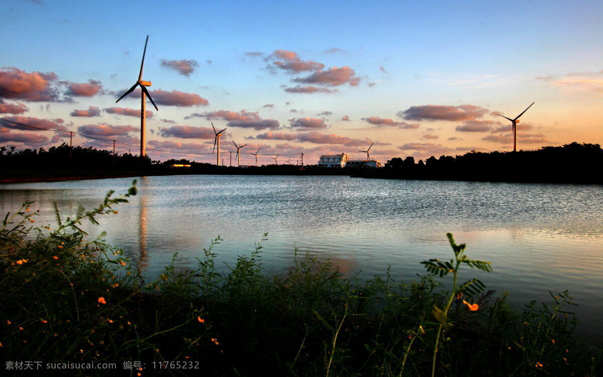 风能发电机 风能 发电机 能源 环保 清洁能源 上海 湖泊 郊区 自然 和谐 晚霞 清晨 风力 风力发电 发电 电站 工业生产 现代科技