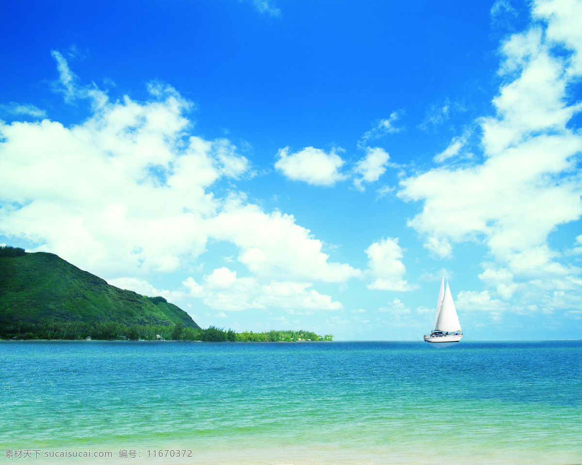 白云 背景 大海 度假 风景 海景 海滩 蓝天 夏日 椰树 夏日海滩椰树 蓝天白云 旅游 沙滩 秀丽 云彩 天空 椰子树 小船 自然景观 自然风景 摄影图库 psd源文件