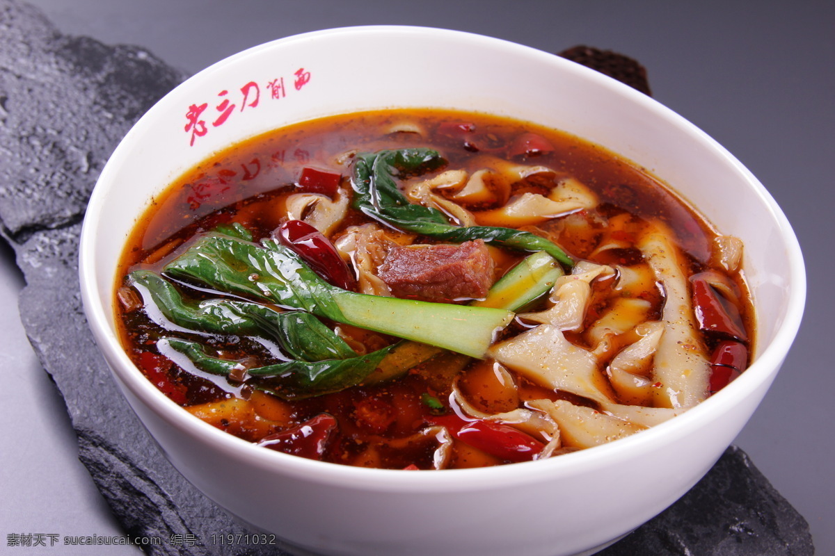 刀削牛肉面 麻辣面 高清照片 刀削面 牛肉面 美食 面食 美食图片 背景 餐饮美食 传统美食