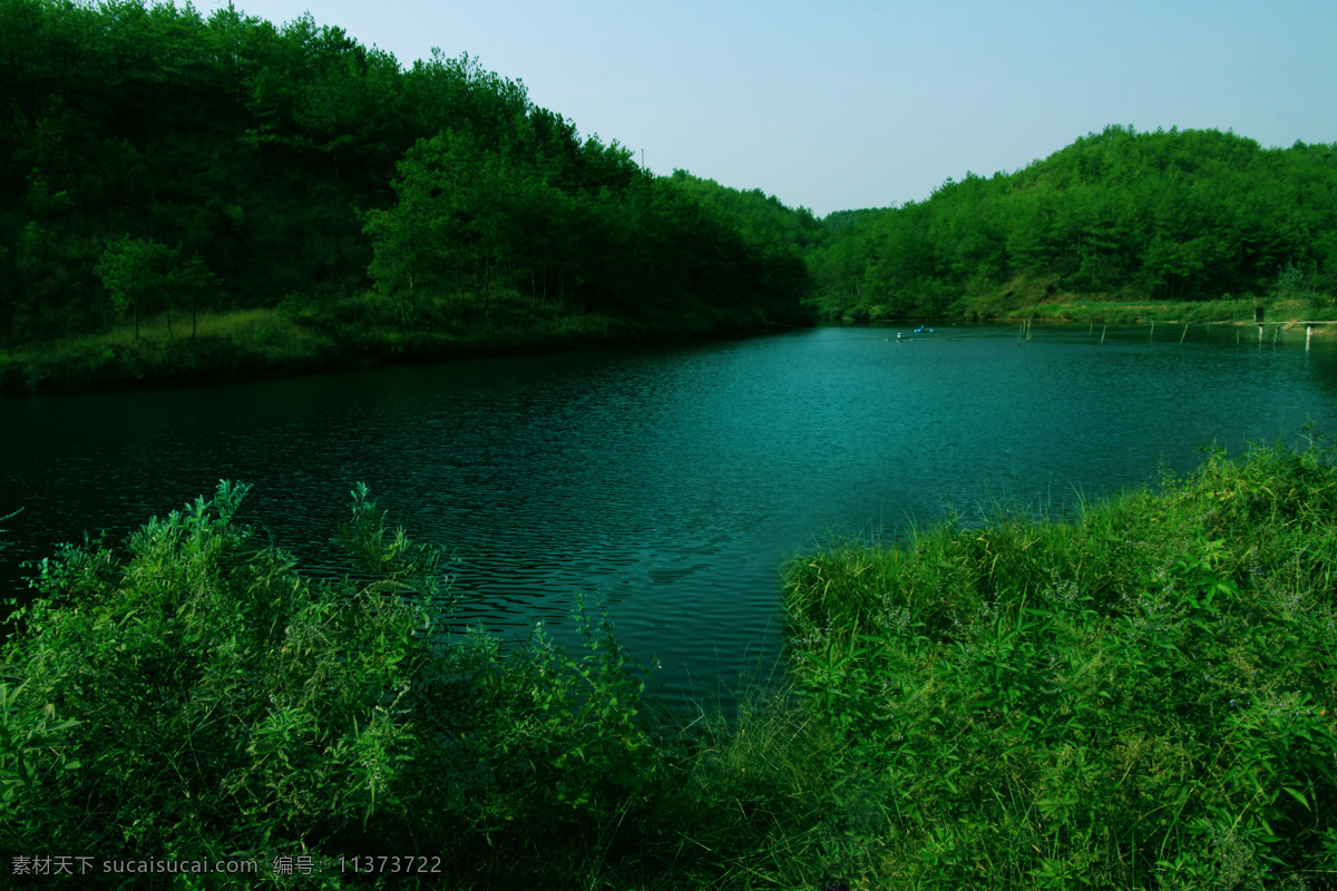 山水 湖 湖面 水 意境 空旷 休闲 惬意 温馨 山 倒影 树 树林 森林 绿树 草 天空 山水风景 自然景观