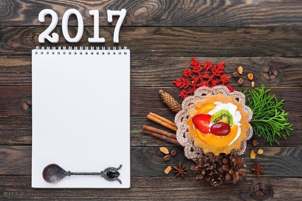 餐饮与笔记本 餐饮 水果 香料 蛋糕 笔记本 木板 勺子 新年 背景 年份 数字 欢乐 庆祝 愉快 节日庆典 生活百科