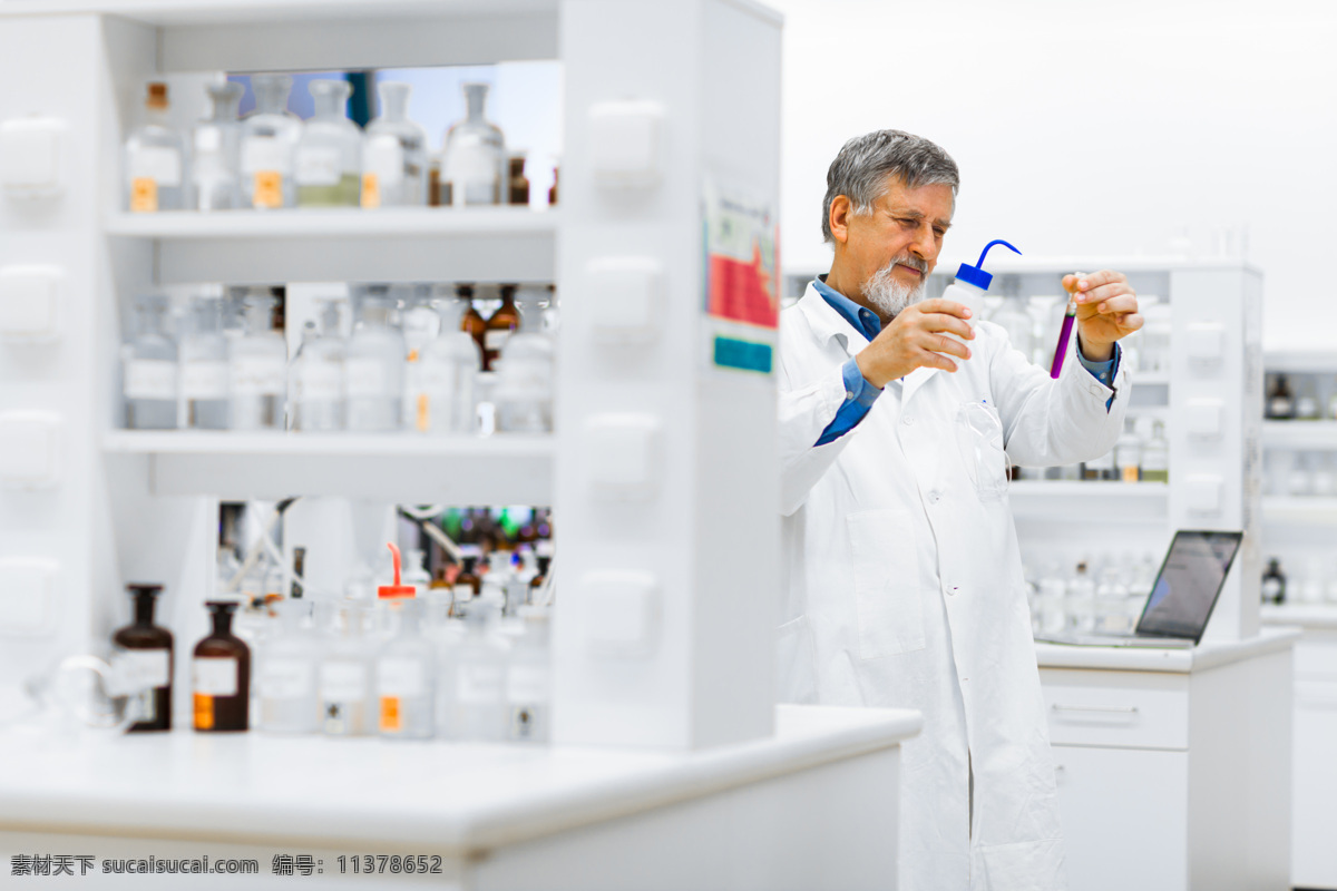 正在 进行 化学实验 研究员 试管 试剂 量杯 试验器皿 化学研究员 彩色液体 化学液体 化学素材 化学试验 科学研究 科技图片 现代科技