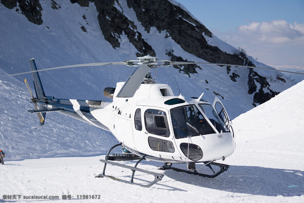 雪山 上 飞机 雪地风景 直升机 直升飞机 交通工具 航空 飞机图片 现代科技
