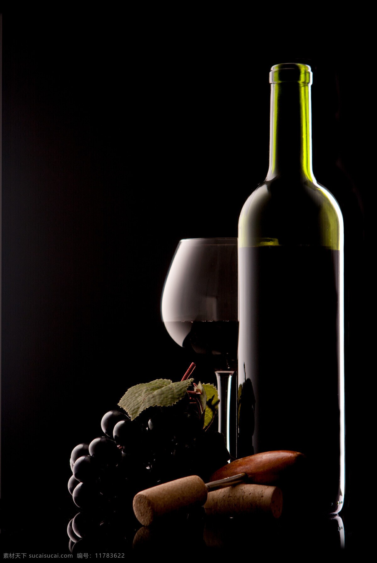 葡萄 美酒 红酒与葡萄 饮品 红酒 葡萄酒 水果 绿叶 酒瓶 开酒器 酒杯 高脚杯 玻璃杯 酒类图片 餐饮美食
