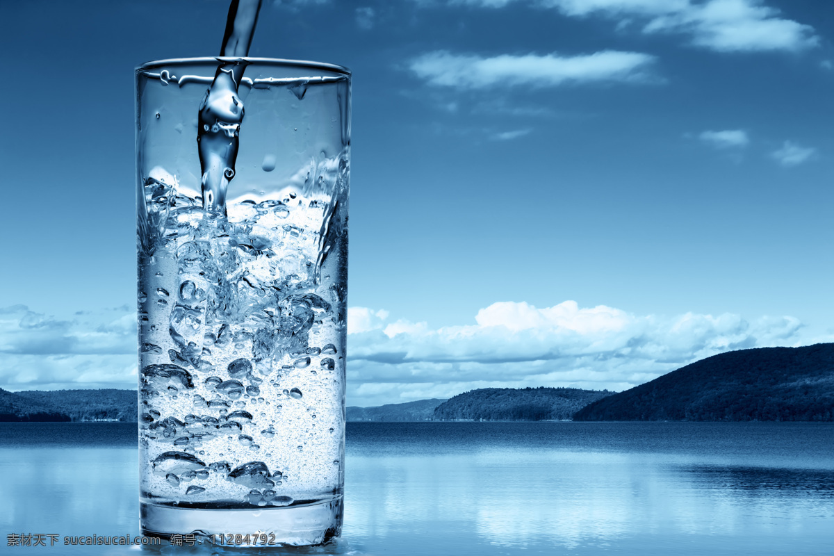 玻璃杯 倒水 动感水花 泼溅 泼水 水杯 水滴 水花设计素材 水花模板下载 水花 水珠 液体 蓝色水花 透明水花 自然风光 自然景观