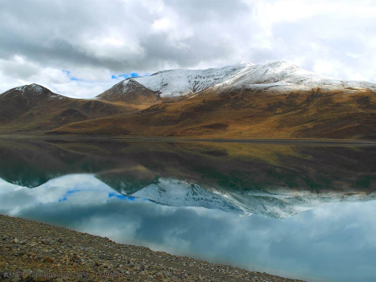 西藏 吉隆 沟 风景 图 雪山 湖水 山坡 倒影 石头 云朵 自然风景 自然景观