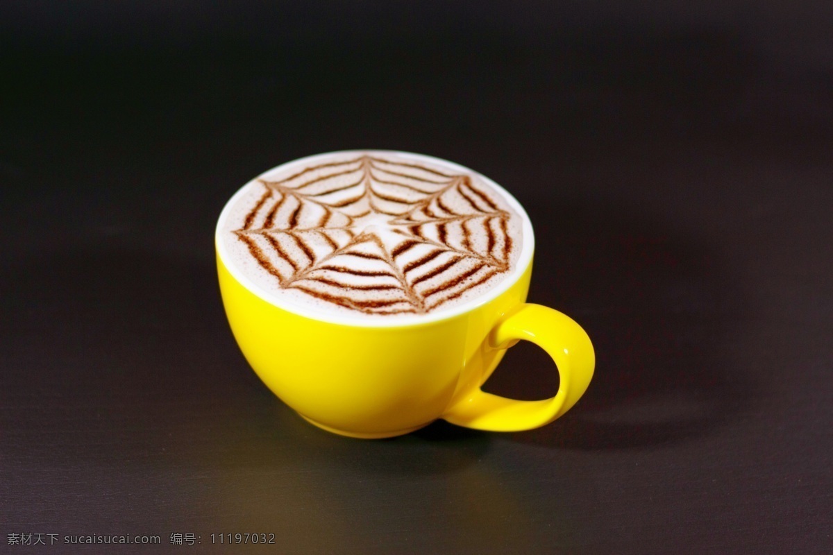 摩卡咖啡图片 摩卡咖啡 巧克力酱 咖啡 牛奶咖啡 咖啡钩花 黄色的杯子 艺术 花纹 餐饮美食 西餐美食