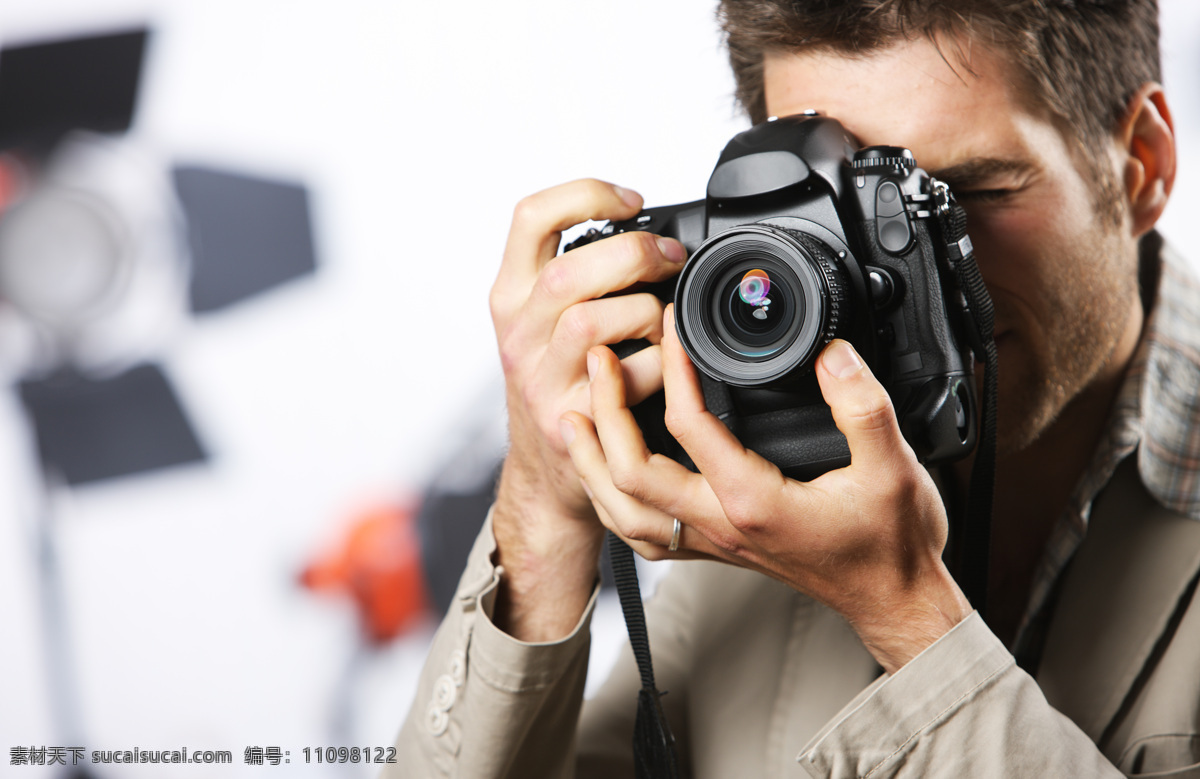 调试 相机 摄影师 帅哥 单反相机 照相 拍照 摄影机 商务人士 人物图片