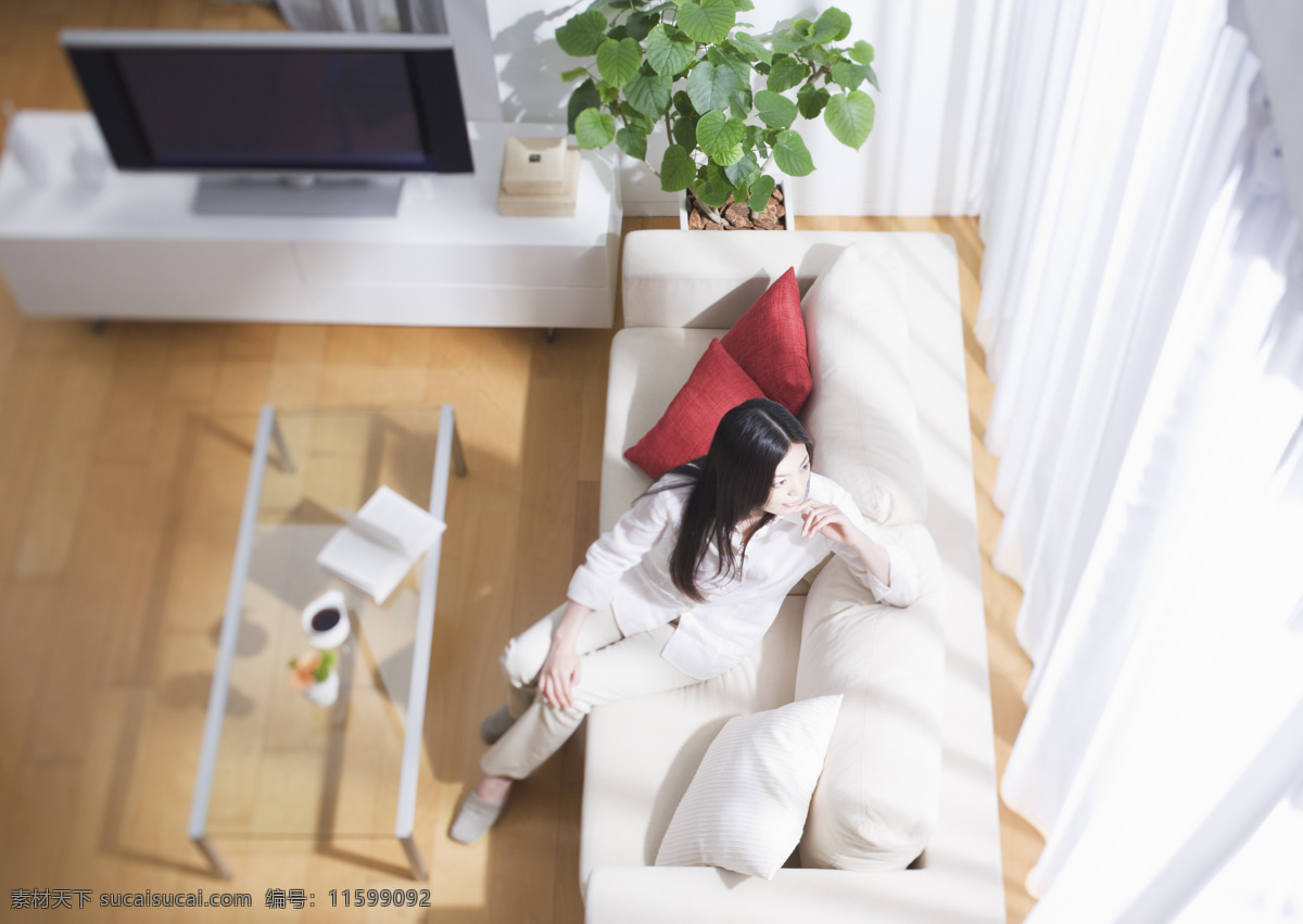 坐在 沙发 上 女人 家居 家居生活 时尚 安静 恬淡 唯美 清新 人物 女性 客厅 电视机 遥望 窗帘 室内设计 环境家居 白色