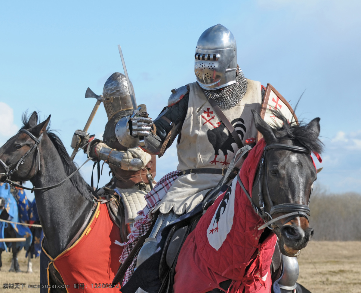 正在 战斗 骑士 骑士装 骑马 长剑 英勇 威武 头盔 全副武装 盔甲 其他人物 人物图片