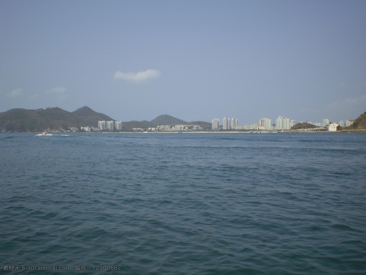 国内旅游 海面 海南 旅游摄影 摄影图库 水面 游艇 南 一角 亚龙湾 远观 风景 生活 旅游餐饮