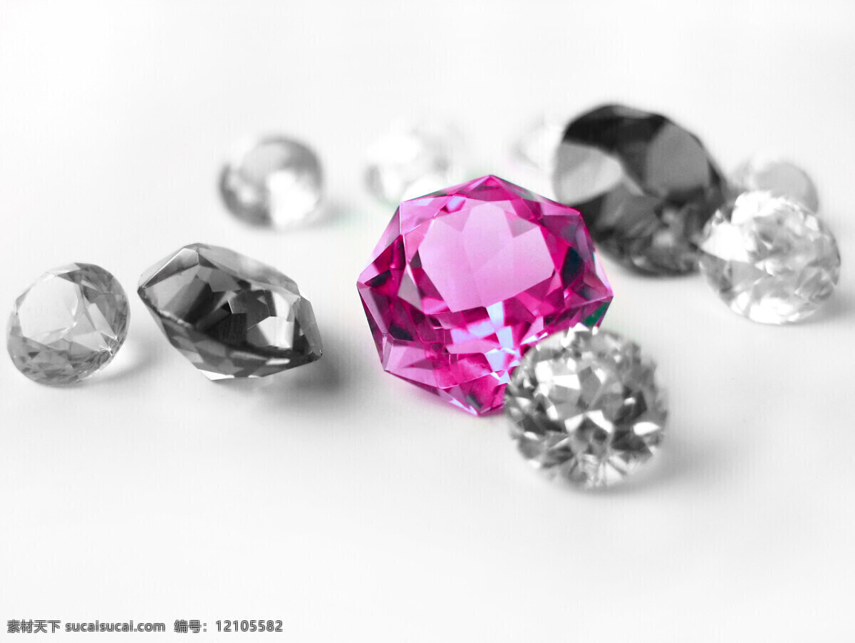 颗 粉色 钻石 珠宝 奢侈品 流光异彩 闪闪发亮 粉色钻 白色钻石 珠宝服饰 生活百科