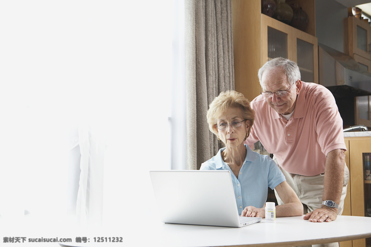 健康 外国 老年 夫妇 保持健康 健康老人 老年人 女性 男性 外国夫妇 夫妻 恩爱 保健 营养 药物 药品 养生 电脑 人物摄影 高清图片 生活人物 人物图片