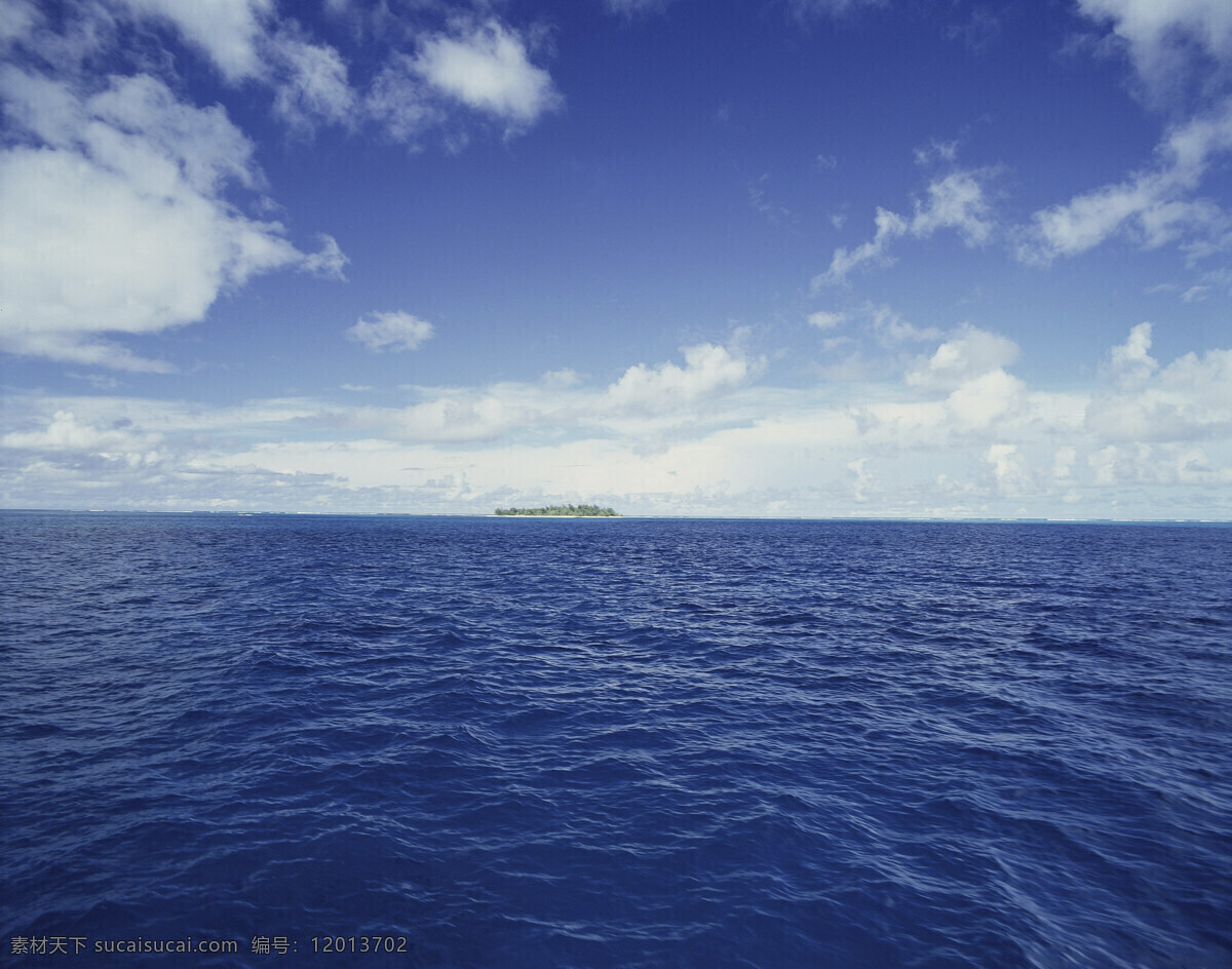 蓝天 大海 岛屿 小岛 天海合一 蓝色经典 蓝色 水波 波纹 海浪 云朵 天空 绿岛 自然景观 旅游 自然风景