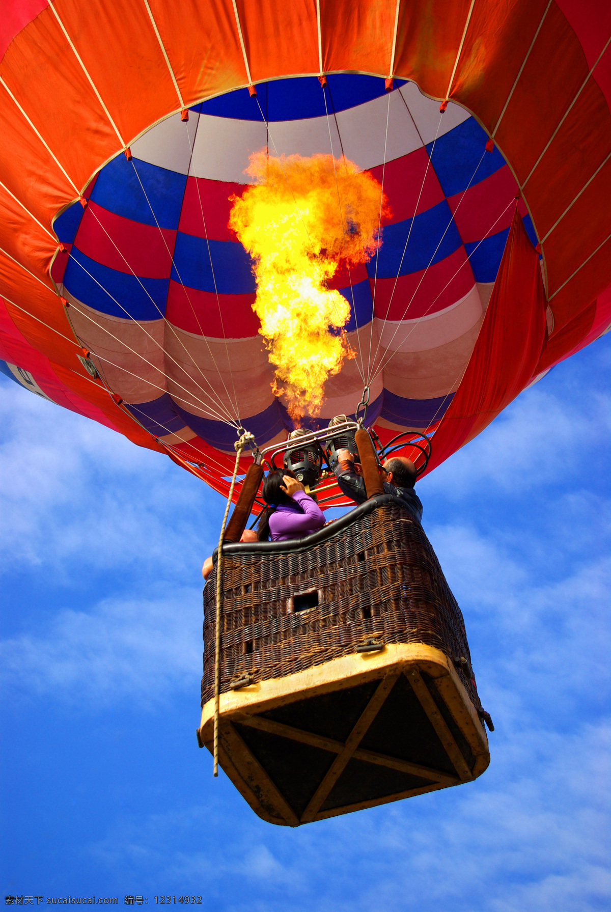 热气球 上 人物 火焰 彩色 蓝天白云 空中热气球 天空 旅行 轻气球 自然风景 其他类别 生活百科 红色