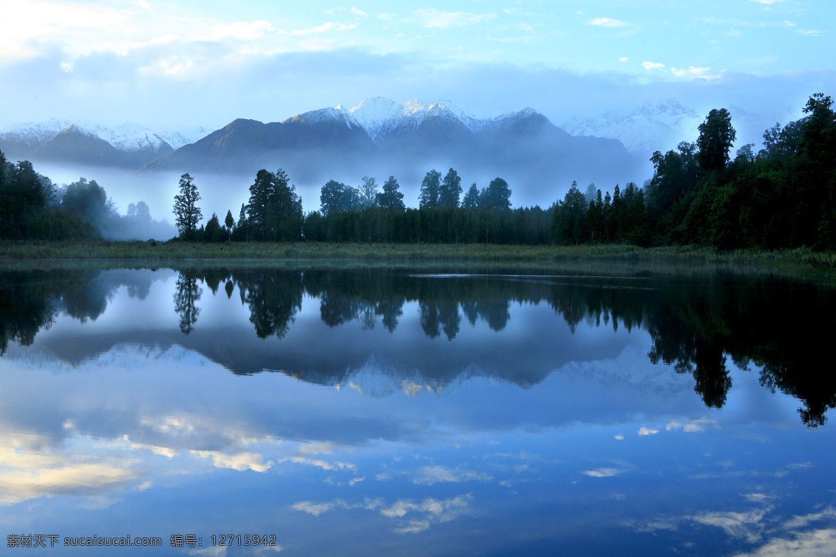 水墨丹青 暮色的湖畔 清亮的湖水 墨绿的树木 迷蒙的山峦 水中倒影 旅游摄影 国外旅游 摄影图库
