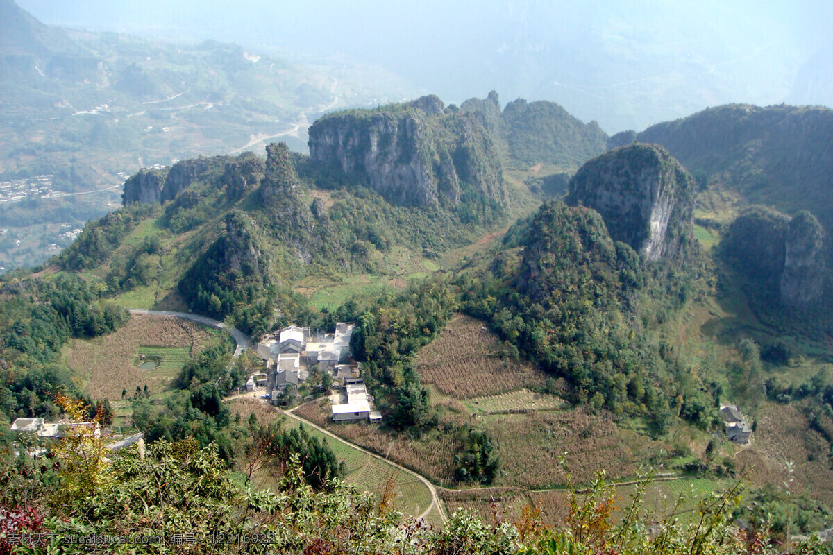 恩施大峡谷 石峰林立 白色小屋 绿树如茵 山路弯弯 自然风景 自然景观