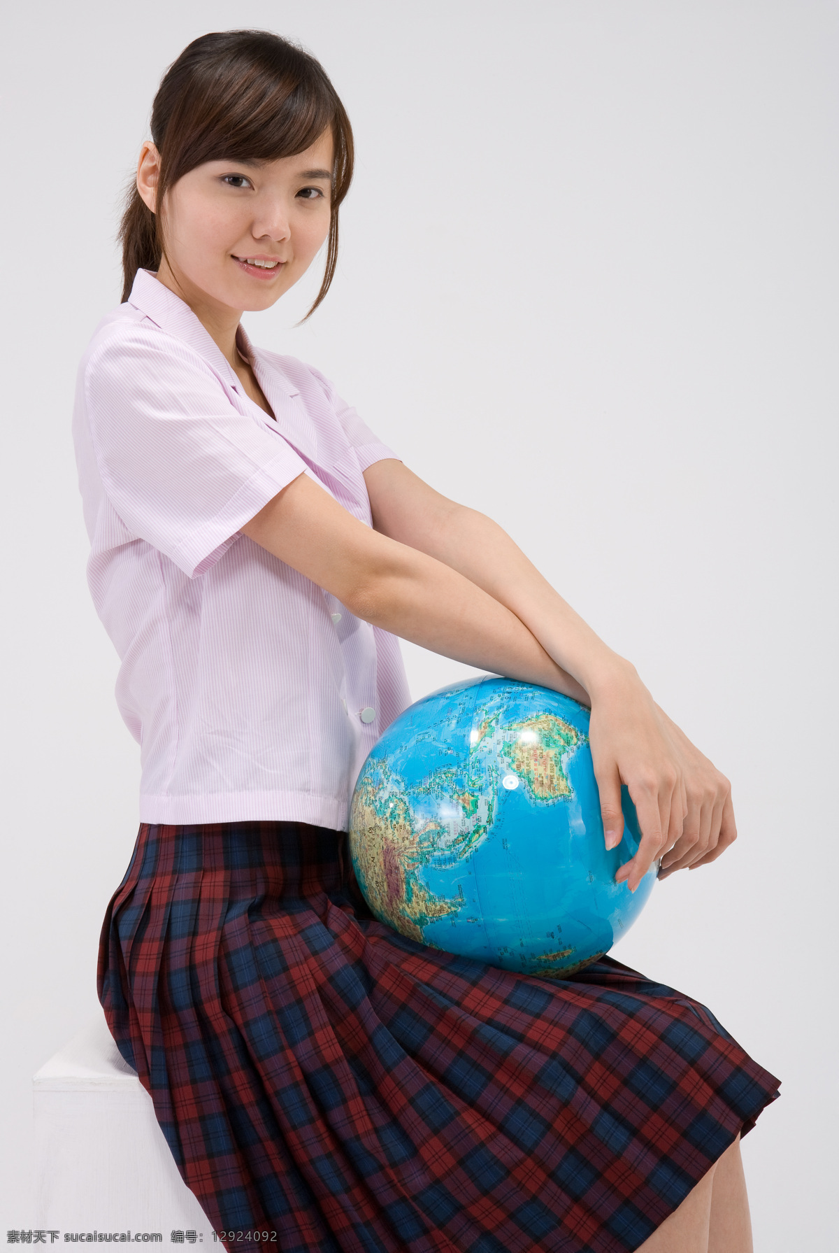 抱 地球仪 学生 女生 女孩 服装 学生服 坐着 地理 学习 表情 阳光 自信 微笑 开心 高清图片 地球图片 环境家居