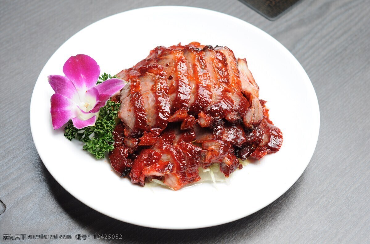 蜜汁叉烧肉 叉烧肉 蜜汁肉 瘦肉 猪肉 美味 美食 食物 食品 花朵 鲜花 盘子 瓷盘 烹饪食材 食材 餐饮美食 餐饮美食图片 食物原料