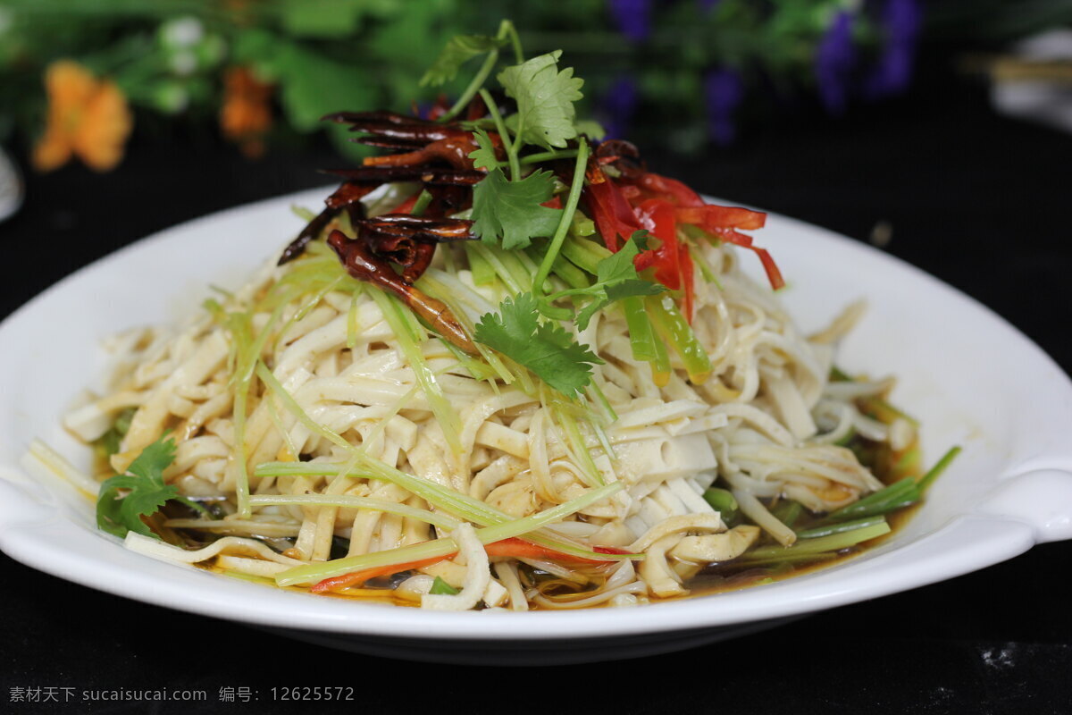 油淋三脆 金针蘑 辣椒 萝卜丝 黄瓜丝 美食图片 传统美食 餐饮美食