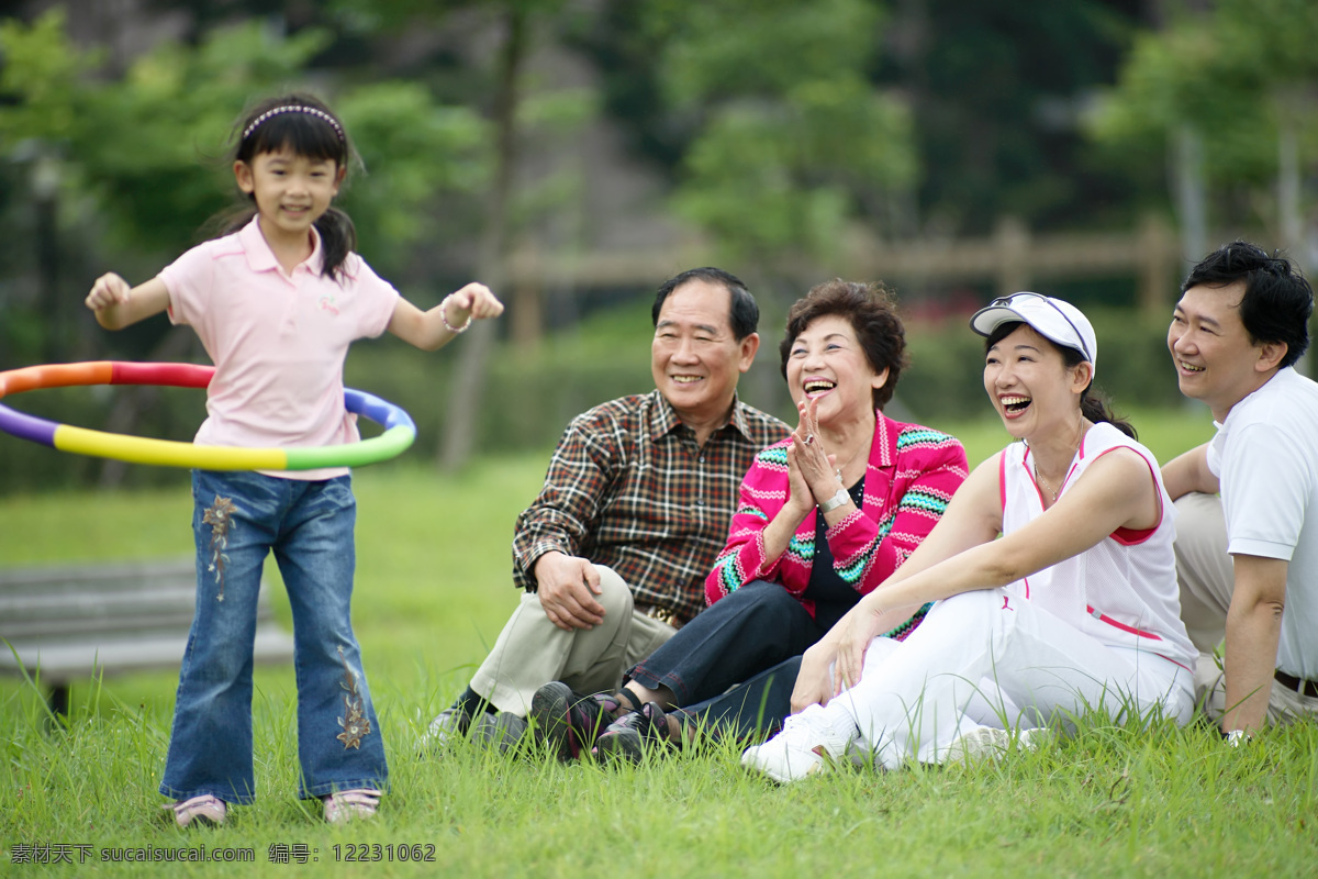 家庭人物 一家五口 一家子 幸福家庭 和谐家庭 笑容 人物摄影 小女孩 人物 呼啦圈 草地 野外 开心 日常生活 人物图库