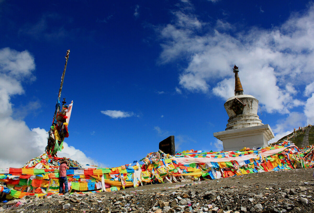 白塔经幡 甘孜 折多山 蓝天 白云 游客 白塔 经幡 国内旅游 旅游摄影