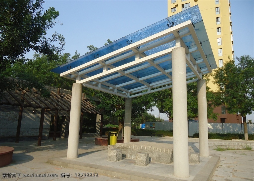 凉亭 公园 白色柱子 蓝色玻璃顶 石凳 石桌 建筑园林 园林建筑