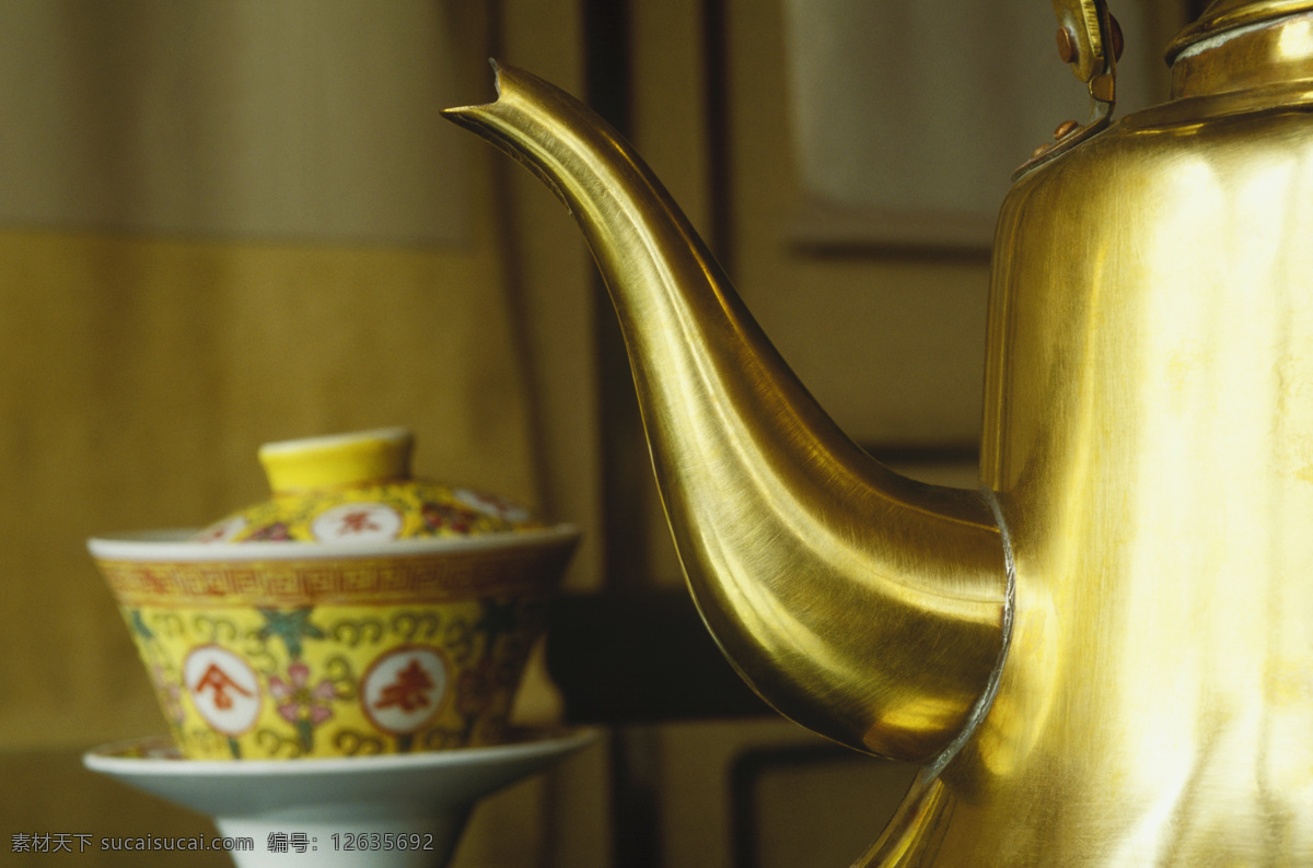 金色 水壶 旁 一个 茶杯 壶嘴 金光闪闪 黄金 一个茶杯 陶瓷 茶 茶道 茶文化 高清图片 茶道图片 餐饮美食