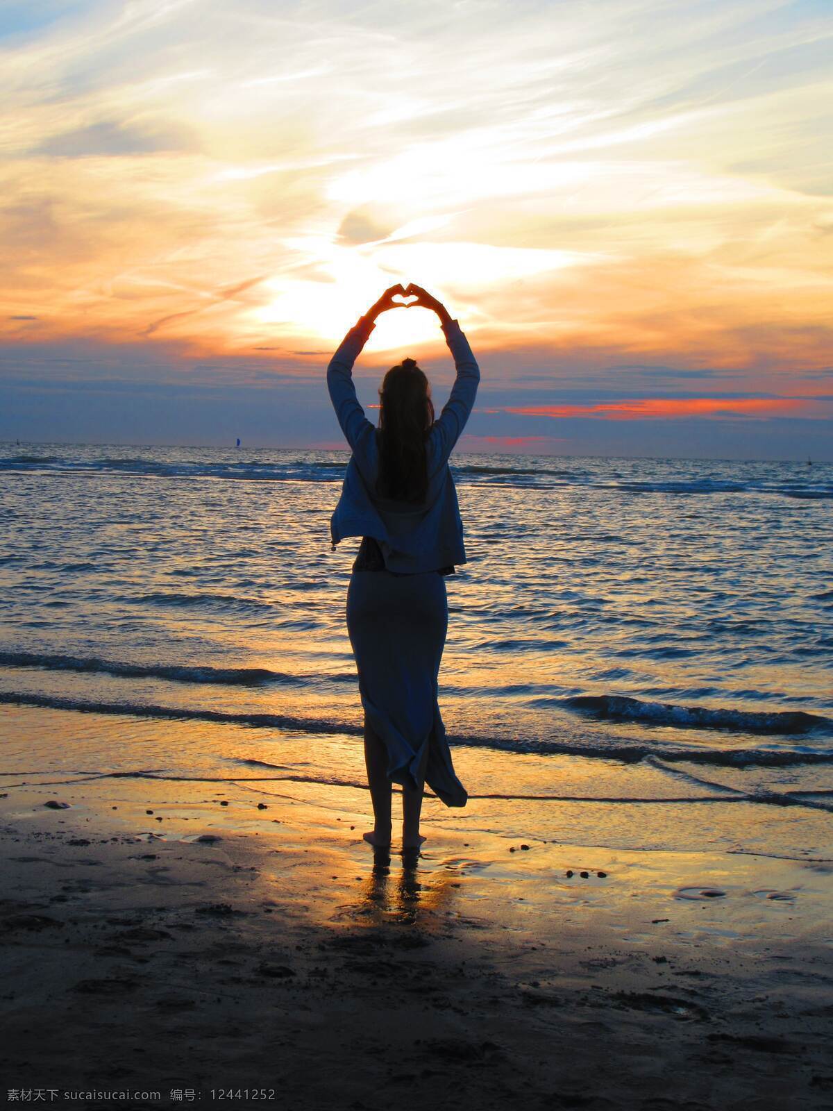 女人 女孩 快乐的女孩 唯美的女孩 唯美的海滩 海滩 海边 沙滩 海水 海上 比心 模特 天空 日出 人物图库 人物摄影