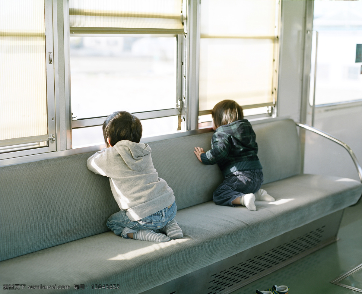 两个 看 窗外 小孩 背影 屋里 白衣 黑衣 儿童幼儿 人物图库