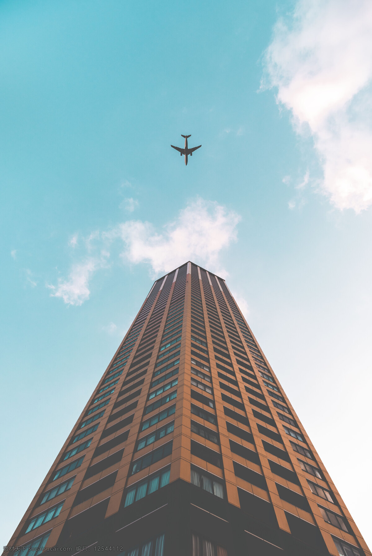 天空 建筑 基础设施 摩天大楼 塔 蓝色飞机 航空公司 旅行 飞行 建筑园林 建筑摄影