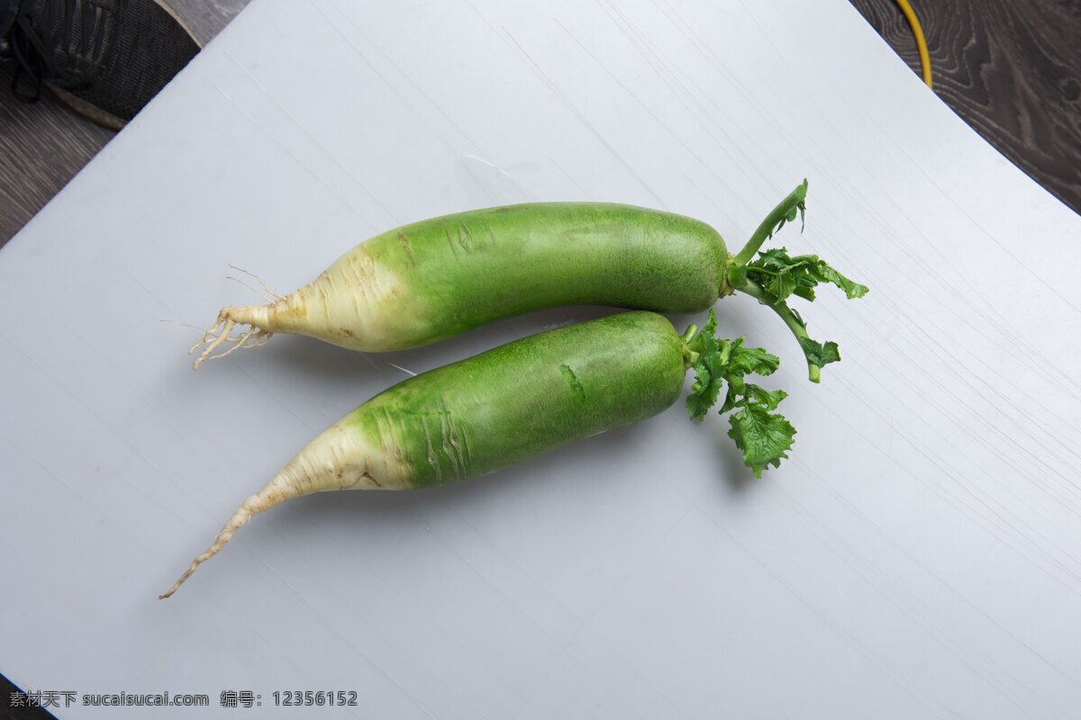 青萝卜 沙窝萝卜 绿萝卜图片 萝卜 绿皮萝卜 水萝卜 生萝卜 蔬菜 植物 农作物 生食 食物 食材 食品 清爽 美味 绿色 青色 健康食品 有机食品 营养 绿色食品 食物原料 翘头青萝卜 水果萝卜 白色背景 餐饮美食