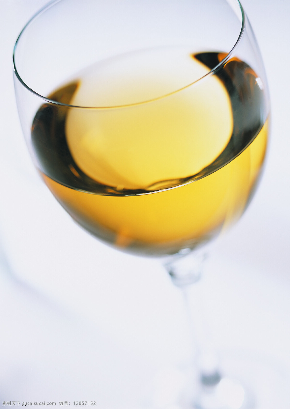 黄色 葡萄酒 俯视图 高脚杯 西餐 洋酒图片 酒杯 酒瓶 尊贵 高贵 高雅 高清 广告 商业摄影 饮料酒水 餐饮美食 高清图片 酒类图片