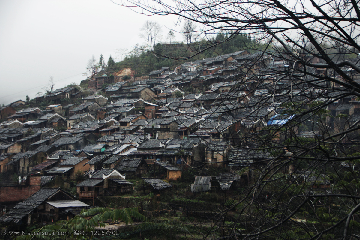 广东 清远 连州 连南 连南千年瑶寨 千年瑶寨 瑶寨 瑶族 少数民族 山 山里人 大山 高山 群山 山水 山村 村庄 农村 村子 生活 居住 房屋 房子 依山而建 环境 旅游 风景 风光 登山 徒步 云雾 云 雾气 阴天 潮湿 旅游摄影 国内旅游