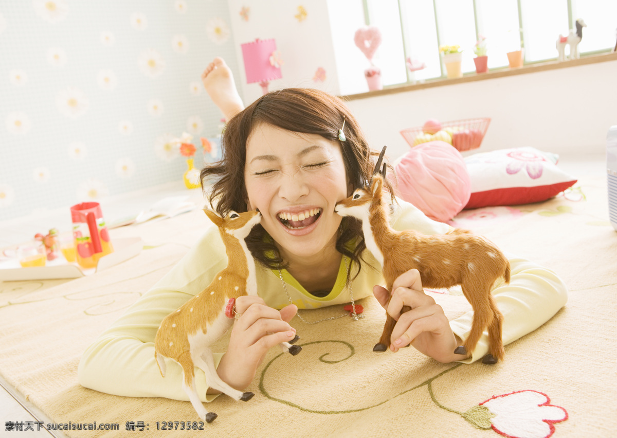 mm 窗台 床 姑娘 女孩 人物篇 人物摄影 人物图库 开心 开心的女孩 玩具 卧室 摄影图库 psd源文件