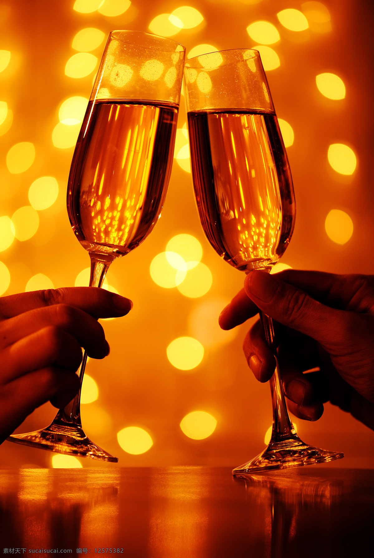 香槟 美酒 高脚杯 洋酒 羊年 干杯 酒杯 玻璃杯 香槟酒 新年 节日庆祝 饮料酒水 餐饮美食 橙色