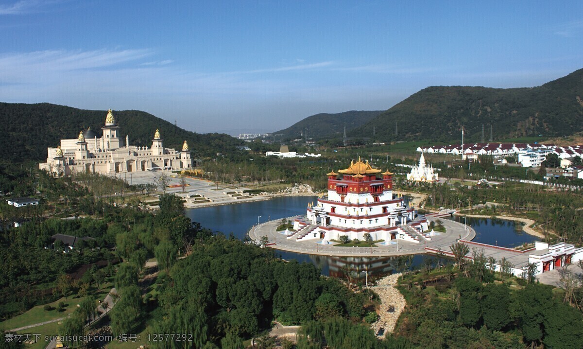 无锡 灵山 景区 寺庙 庙宇 大殿 释迦牟尼佛 雕塑像 宗教建筑 湖泊 小山 树木 蓝天白云 景观 景点 旅游随拍 建筑风光 旅游摄影 国内旅游