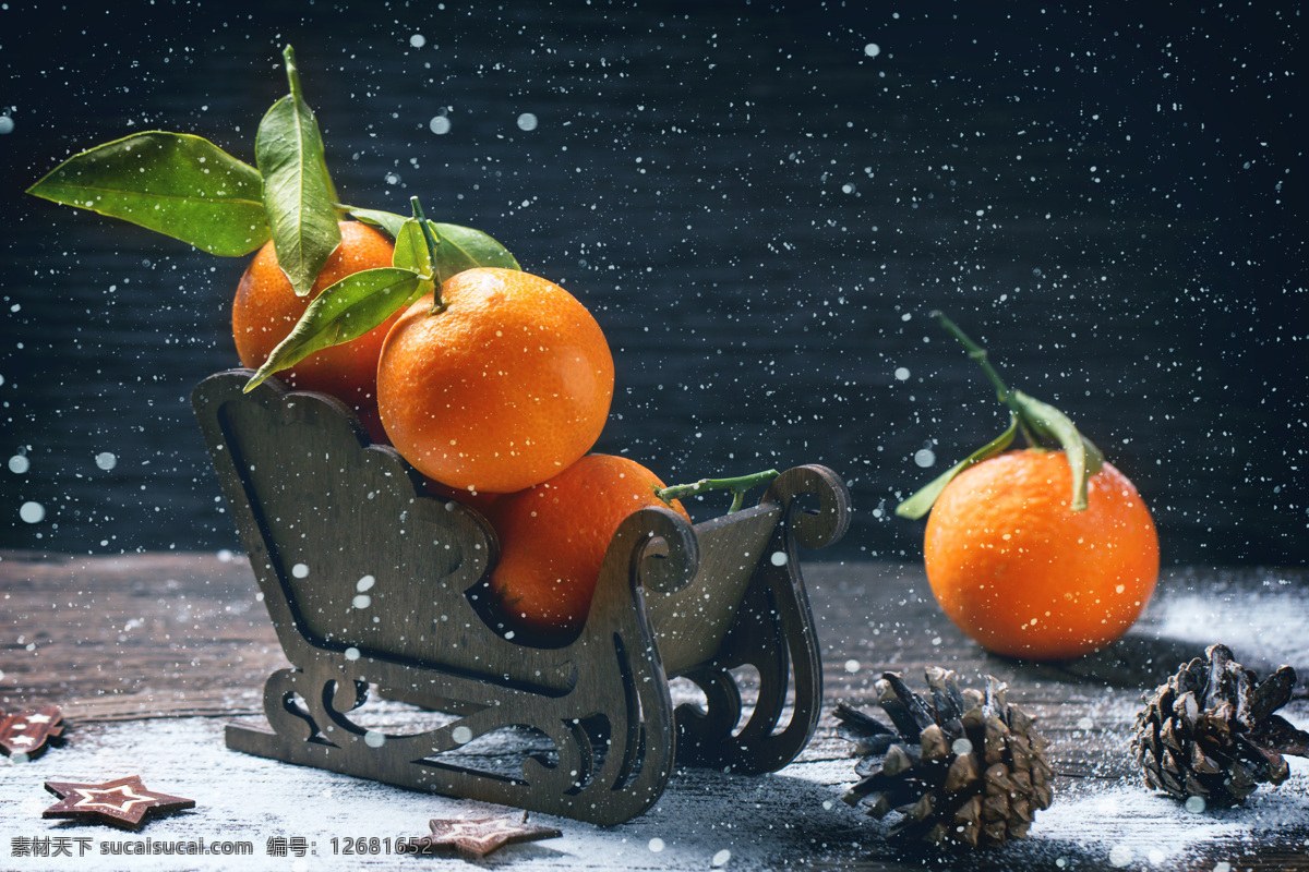 木板 上 橘子 松塔 五角星 雪 圣诞节 节日 节日庆典 生活百科 黑色