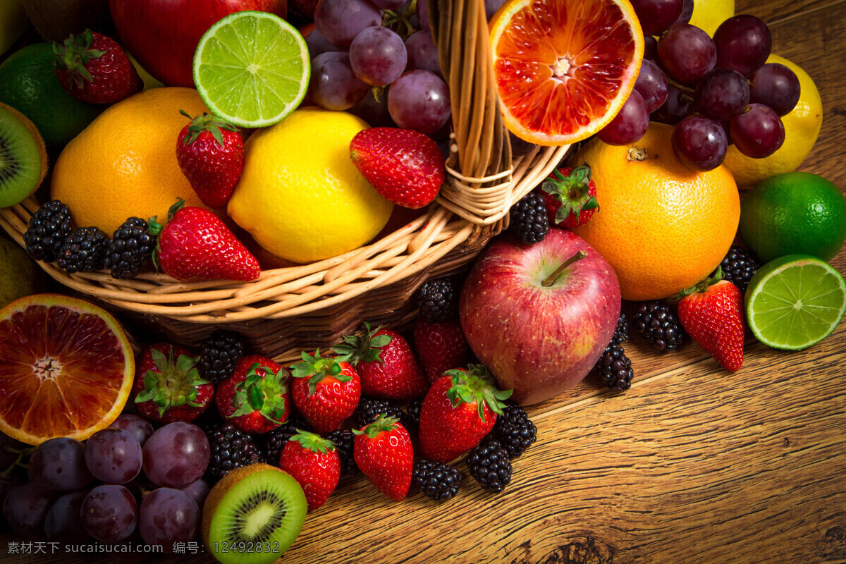 木板 上 新鲜 水果 桑葚 草莓 橙子 苹果 猕猴桃 新鲜水果 水果摄影 果实 水果图片 餐饮美食