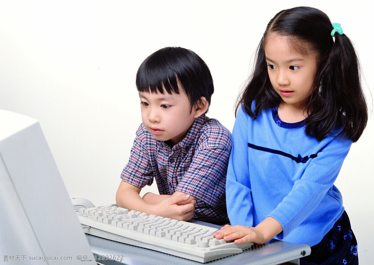 玩电脑的小孩 小孩 小朋友 小孩子 可爱 玩电脑 儿童幼儿 人物图库
