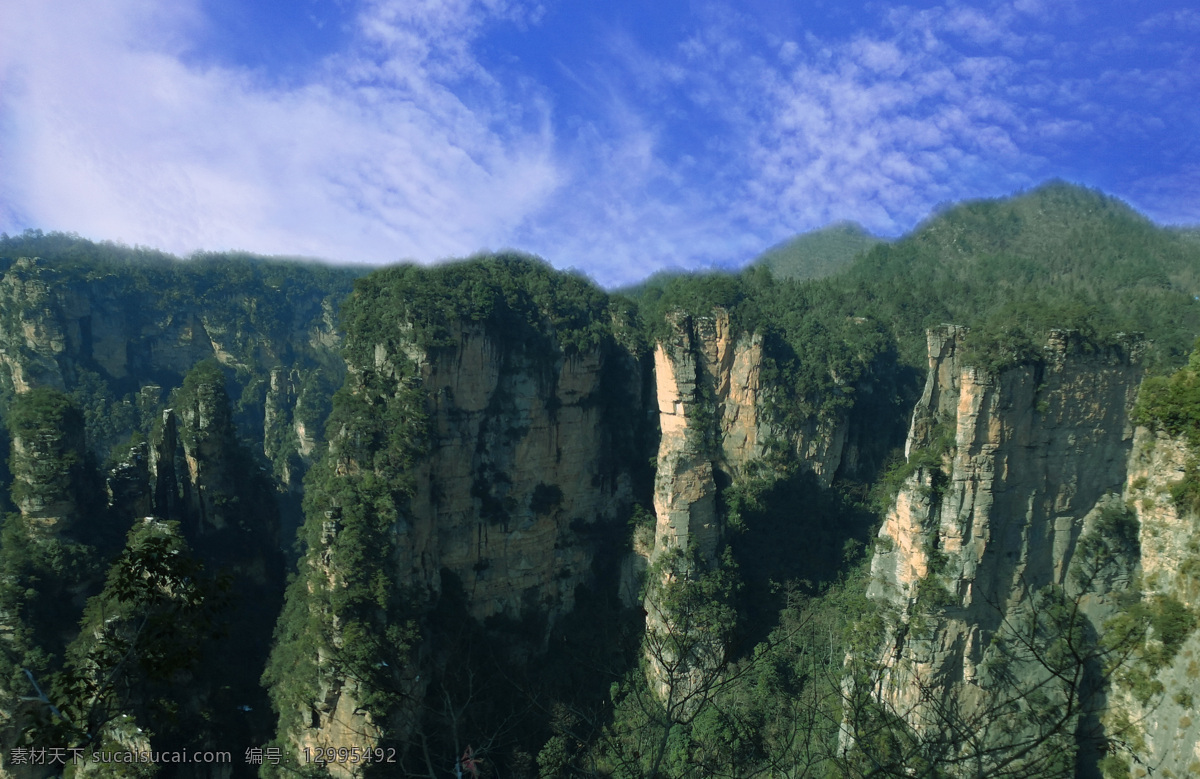 蓝天高山 蓝天 白云 云彩 高山 山峰 山脉 植物 自然景观 自然风景