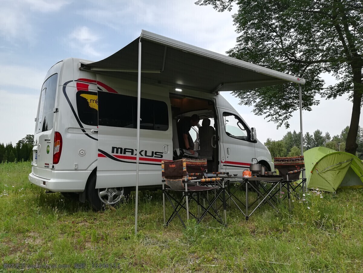 房车露营 露营 房车 草地 美景 休闲 娱乐 天空 树木 交通工具 现代科技