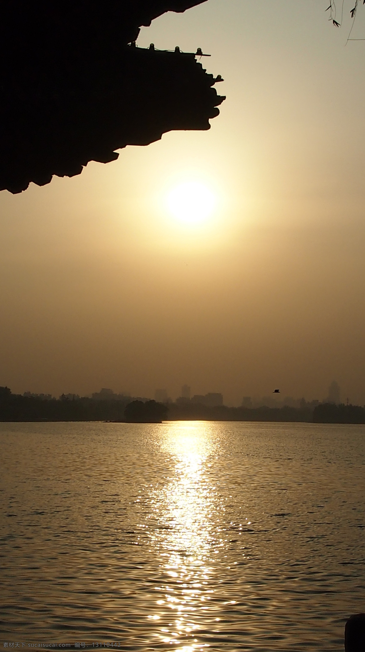 大明湖的早晨 大明湖 早晨 湖光 太阳 屋檐 自然风景 自然景观