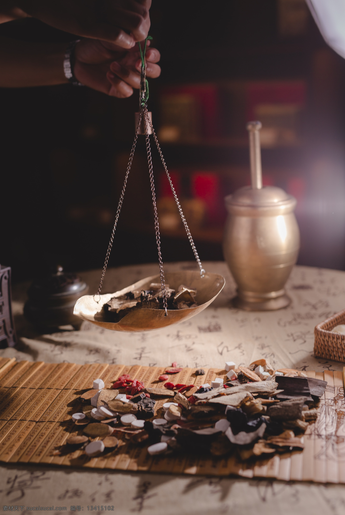 十全大补药 中药 滋补 中药材 气 补血 补阴 补阳 人参 海参 西洋参 山参 鹿茸 冬虫夏草 阿胶 燕窝 三七 党参 当归 枸杞 冬季滋补 滋补药材 水墨 灵芝 药酒 中医文化 药店 药铺 中药店 现代科技 医疗护理