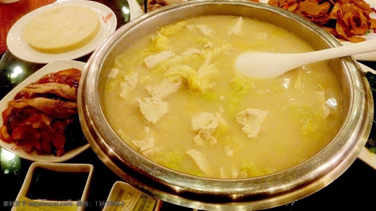 老豆腐炖白菜 烤鸭 面饼 不锈钢盆 传统美食 餐饮美食